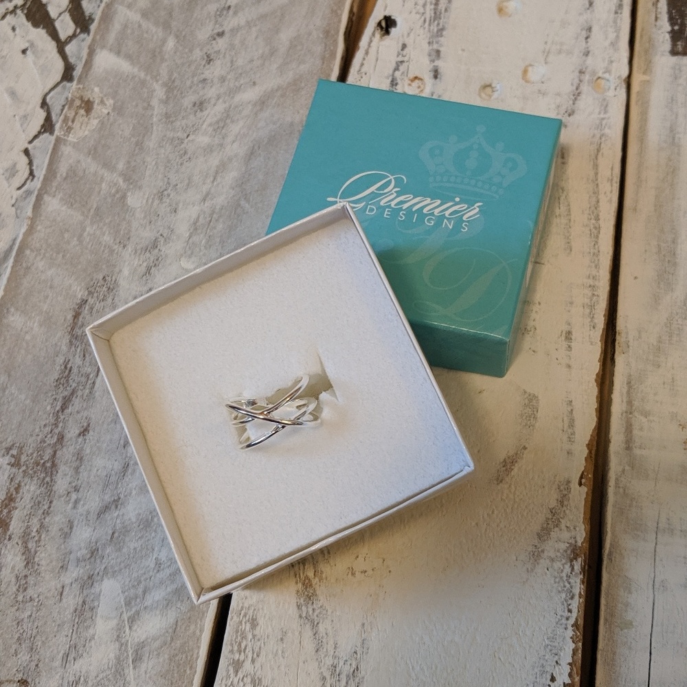 Premier Designs Serene ring size 7 NWT